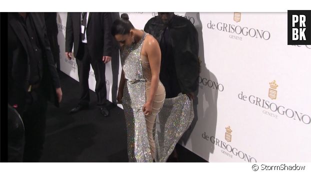 Kim Kardashian en galère avec sa robe longue sur le tapis rouge de la soirée De Gisogono au Festival de Cannes le 17 mai 2016