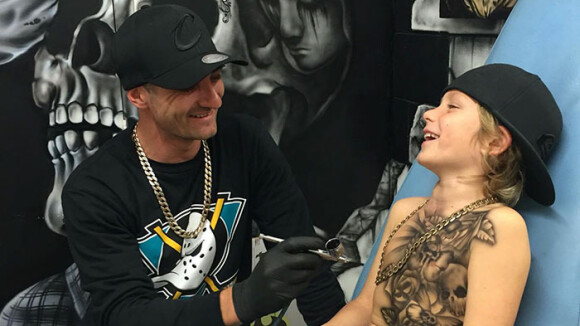 Un artiste fait des tatouages trop cools à des enfants malades pour leur redonner le sourire