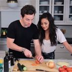 Shay Mitchell : la star de Pretty Little Liars recrute Ian Harding pour un tuto de cuisine