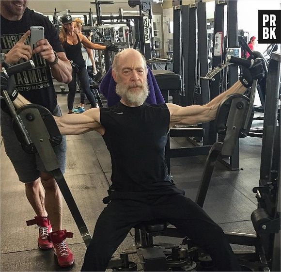 Justice League : J.K. Simmons se met à la muscu pour James Gordon