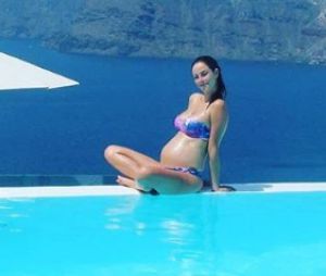 Kaya Scodelario dévoile son baby bump pendant ses vacances en Grèce