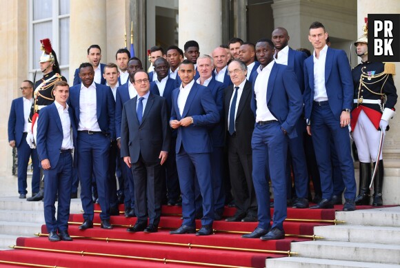 Les Bleus prennent la pose à l'Elysée avec François Hollande le 11 juillet 2016