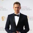    Tom Hiddleston et ses fesses          succ      èdent       ainsi à Daniel Radcliffe en 201      5,       ou encore Robbie Williams en 1999    
      