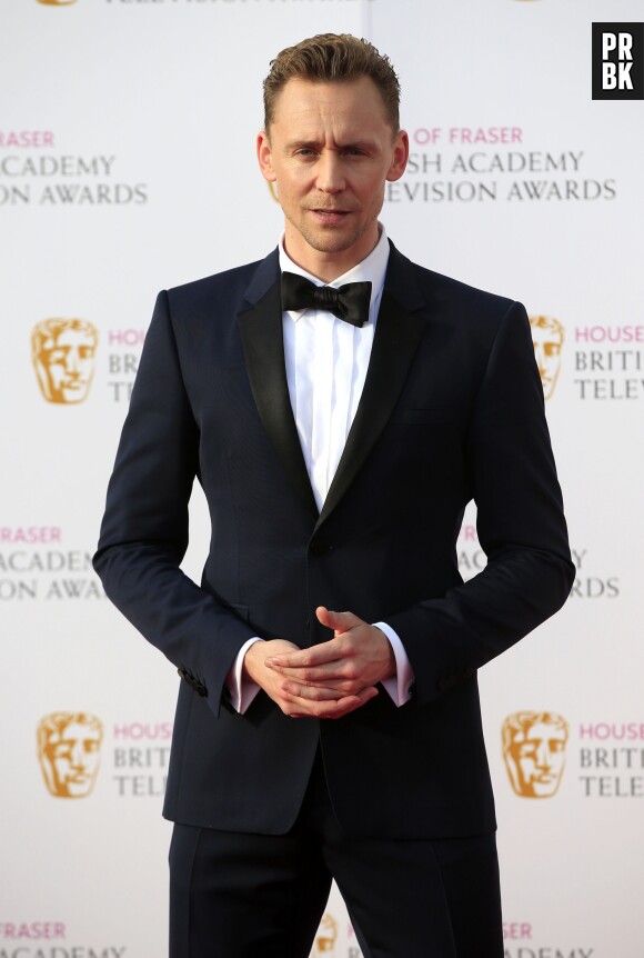 Tom Hiddleston et ses fesses succèdent ainsi à Daniel Radcliffe en 2015, ou encore Robbie Williams en 1999
