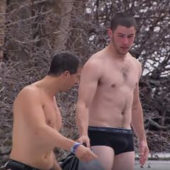 Nick Jonas à moitié nu... dans la neige et l'eau glacé