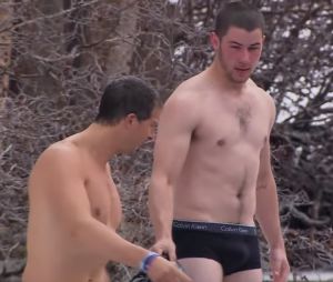 Nick Jonas, en caleçon dans l'eau glacée pour Running Wild With Bear Grylls.