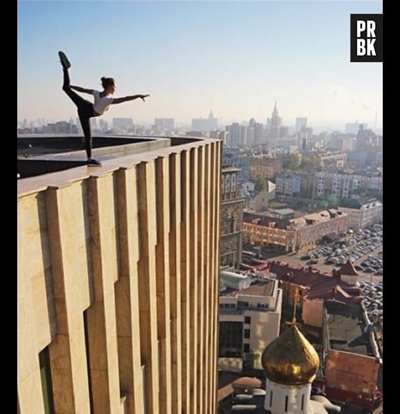 Angela Nikolau réalise les selfies les plus dangereux du monde