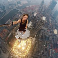 Cette fille réalise les selfies les plus dangereux du monde : ne l'imitez surtout pas