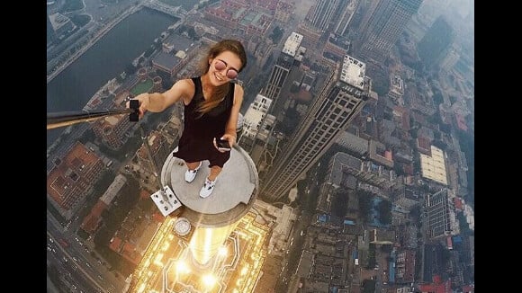 Cette fille réalise les selfies les plus dangereux du monde : ne l'imitez surtout pas