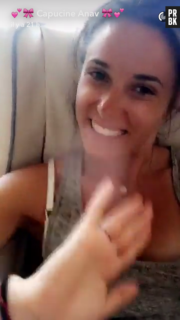 Capucine Anav belle au naturel, la nouvelle chroniqueuse de Cyril Hanouna se montre sans maquillage et sans filtre sur Snapchat.