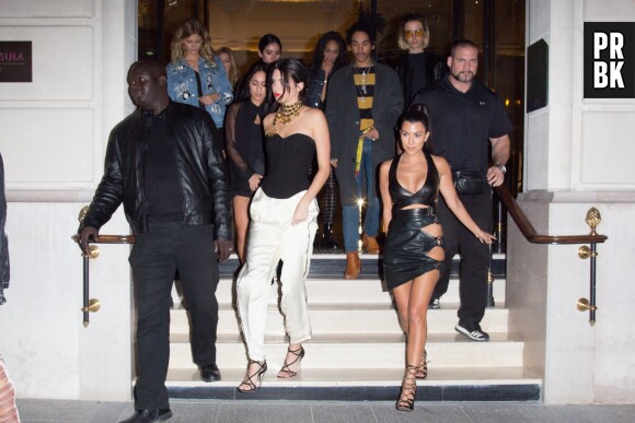 Kourtney Kardashian était aussi entourée de Kendall Jenner et d'amis pour accompagner Kim Kardashian à Paris.