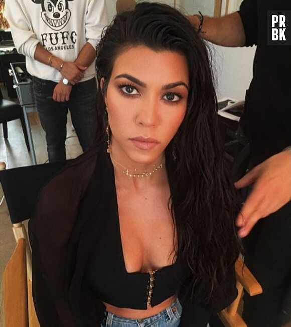 Kourtney Kardashian prie pour sa soeur Kim Kardashian qui s'est fait agresser à Paris.
