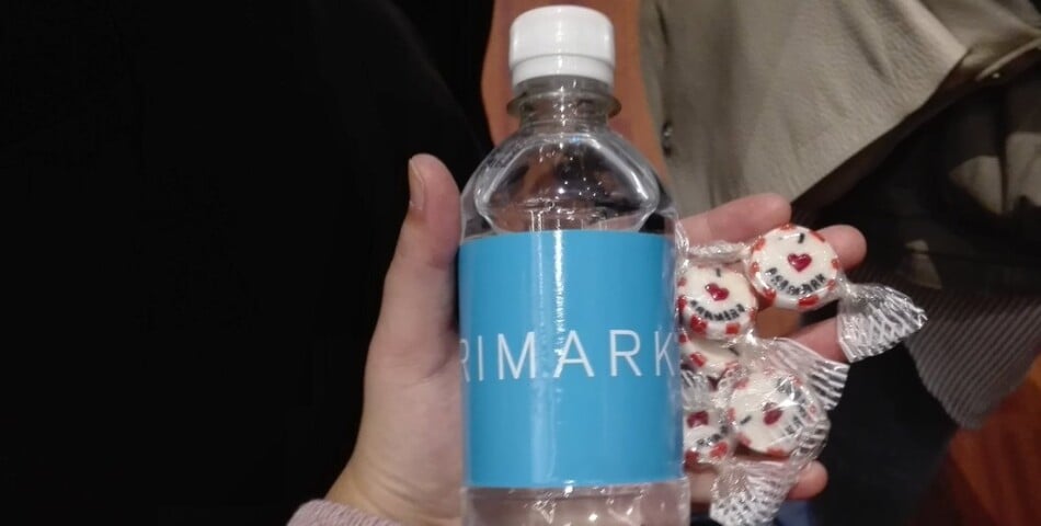  Des bouteilles d&#039;eau et des bonbons ont même été distribués dans la file d&#039;attente de l&#039;ouverture de Primark à Lille... 