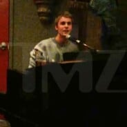 Justin Bieber offre un mini concert surprise et gratuit dans un bar 🎤