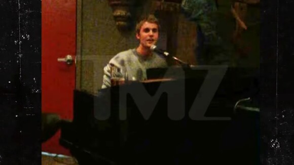 Justin Bieber offre un mini concert surprise et gratuit dans un bar 🎤