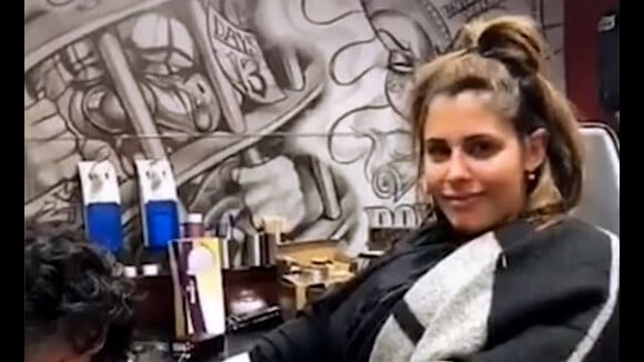 Coralie Porrovecchio se fait un tatouage en direct sur Snapchat