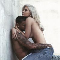 Kylie Jenner pose topless avec Tyga pour son anniversaire 😍