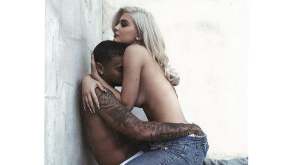 Kylie Jenner pose topless avec Tyga pour son anniversaire 😍