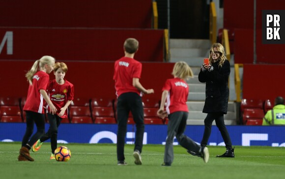 Après le match de Manchester United, Julia Roberts est descendue sur la pelouse avec sa famille.