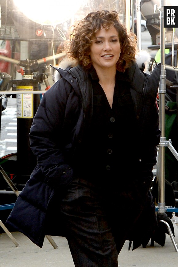 Jennifer Lopez qui serait en couple avec Drake, ici en tournage pour la série Shades of Blue.
