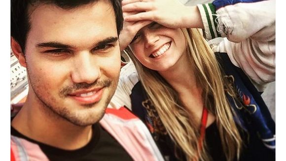 Taylor Lautner de tout coeur avec sa petite-amie Billie Lourd, la fille de Carrie Fisher ❤