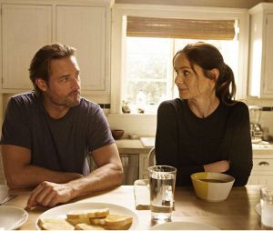 Josh Holloway face à Sarah Wayne Callies dans Colony