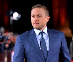 Charlie Hunnam "traumatisé" d'avoir abandonné le rôle de Christian Grey ? L'acteur n'a toujours pas vu Fifty Shades of Grey avec Jamie Dornan !