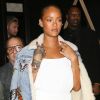 Rihanna a elle aussi craqué pour la tendance des vestes en jean !