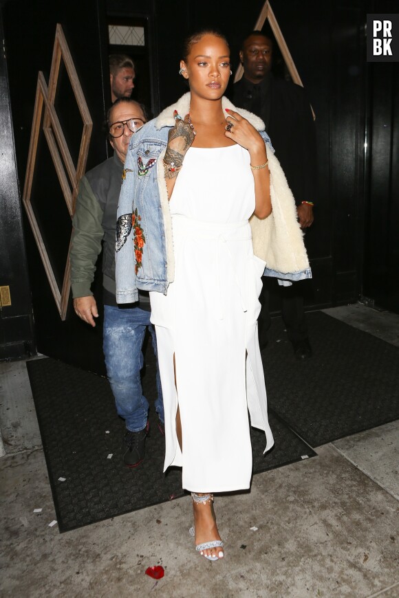 Rihanna a elle aussi craqué pour la tendance des vestes en jean !