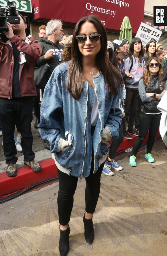 Demi Lovato a elle aussi craqué pour la tendance des vestes en jean !