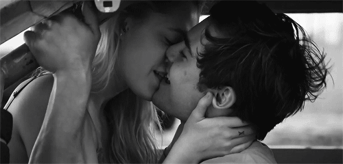 Carla (Les Marseillais South America) et Matthieu s'embrassent