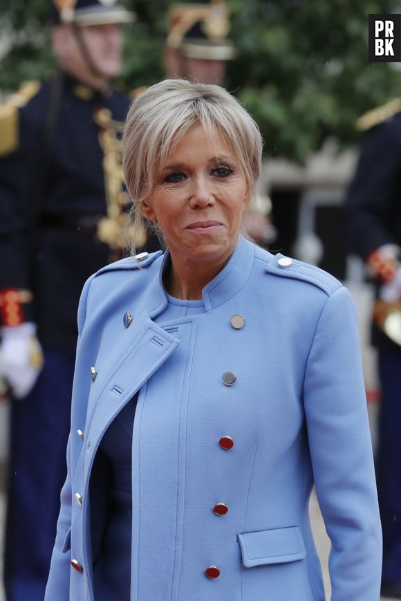 Emmanuel Macron : sa femme Brigitte Macron fait le buzz lors de la cérémonie d'investiture le 14 mai 2017