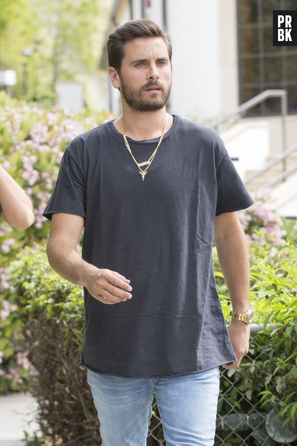 Bella Thorne et Scott Disick en couple ? Après le date ensemble, il lui aurait offert des fleurs !