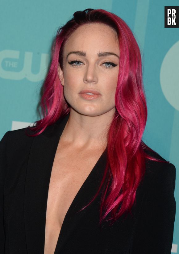 Caity Lotz (Legends of Tomorrow) ose les cheveux roses : son changement de look girly