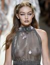 Gigi Hadid  sans soutif et toute en transparence, elle a adopté la tendance sexy !