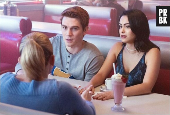 Riverdale saison 2 : le couple de Veronica et Archie en danger avec l'arrivée de Hiram Lodge ?