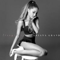 Ariana Grande : la pochette d&#039;un ancien album inspire un défi (presque) impossible mais drôle