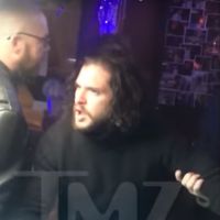 Kit Harington (Game of Thrones) ivre dans un bar : il se fait virer à deux reprises (vidéo)