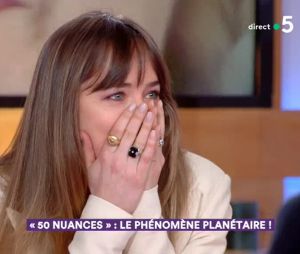 Dakota Johnson (Fifty Shades Freed) au bord des larmes à la télé française