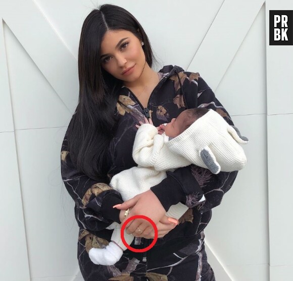 Kylie Jenner fiancée à Travis Scott ? Sur sa photo Instagram avec Stormi, elle porte une bague qui sème le doute !