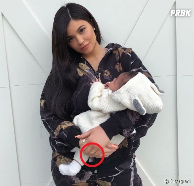 Kylie Jenner fiancée à Travis Scott ? Sur sa photo Instagram avec Stormi, elle porte une bague qui sème le doute !