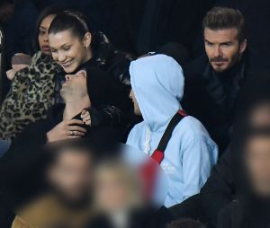 David Beckham et Bella Hadid très proches et complices dans les gradins du match PSG-Real Madrid.