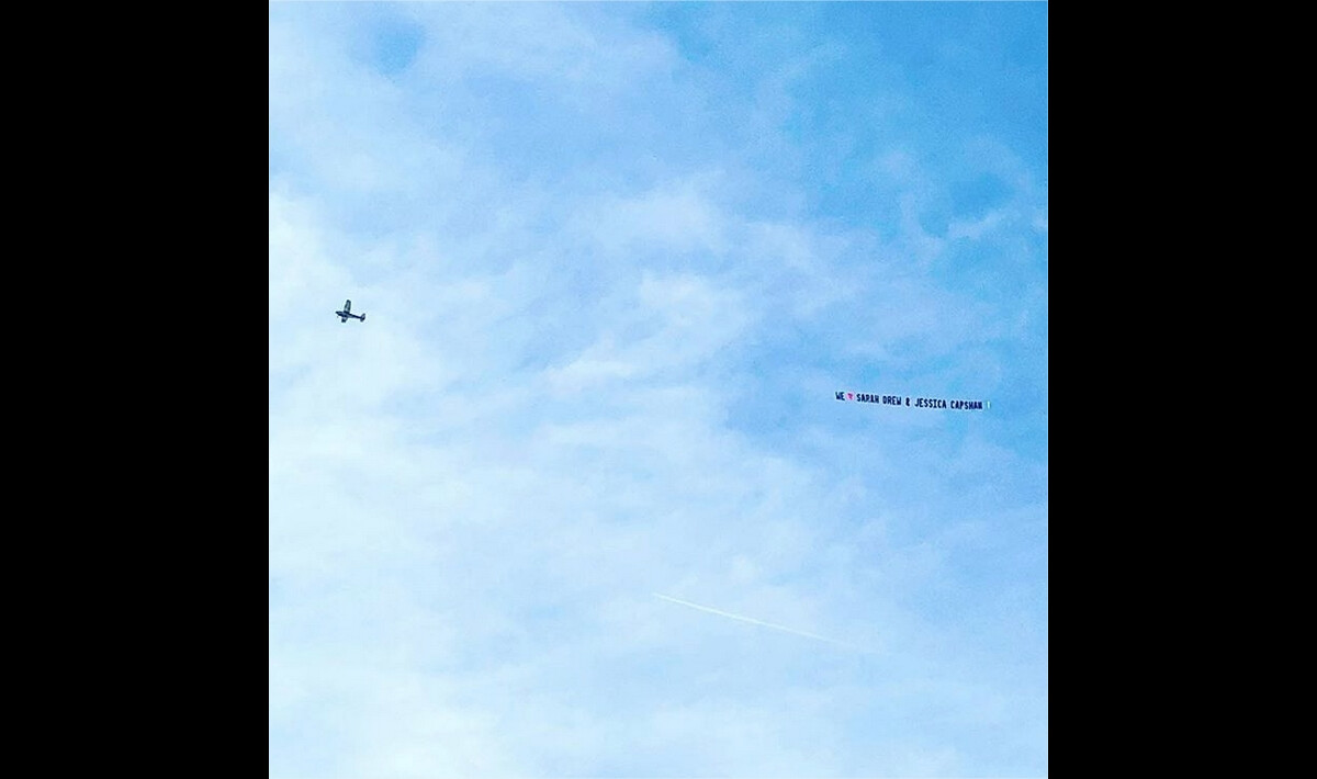 Photo : Grey's Anatomy saison 14 : un avion et une bannière pour