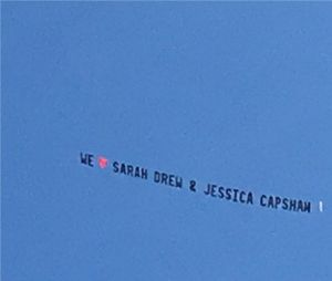 Grey's Anatomy saison 14 : un avion et une bannière pour soutenir Sarah Drew et Jessica Capshaw