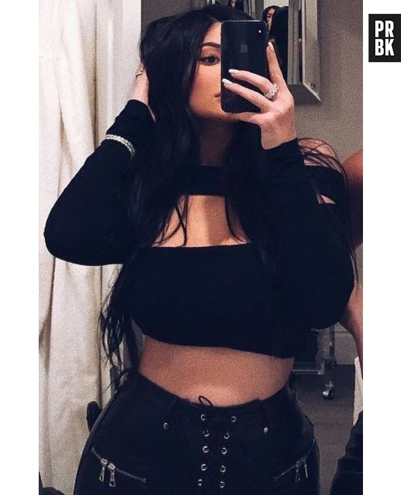 Kylie Jenner semble déjà avoir perdu le poids pris pendant sa grossesse : la star dévoile son secret minceur dans un post sponso, les internautes la clashent !