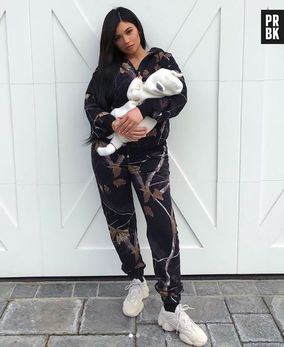 Kylie Jenner semble déjà avoir perdu le poids pris pendant sa grossesse : la star dévoile son secret minceur dans un post sponso, les internautes la clashent !