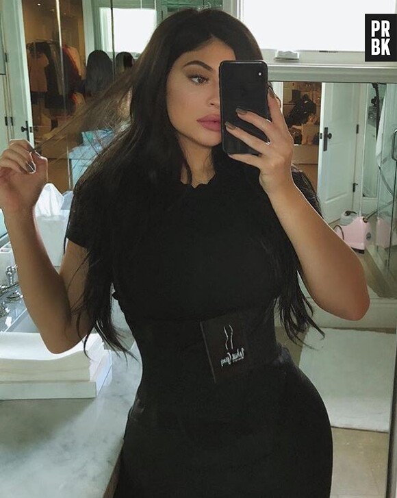 Kylie Jenner semble déjà avoir perdu le poids pris pendant sa grossesse : la star dévoile son secret minceur dans un post sponso, les internautes la clashent !