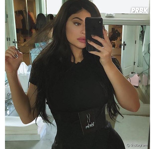Kylie Jenner semble déjà avoir perdu le poids pris pendant sa grossesse : la star dévoile son secret minceur dans un post sponso, les internautes la clashent !