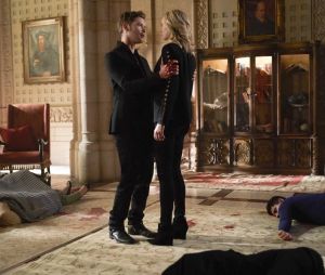 The Originals saison 5 : Klaus et Caroline sur une photo de l'épisode 1