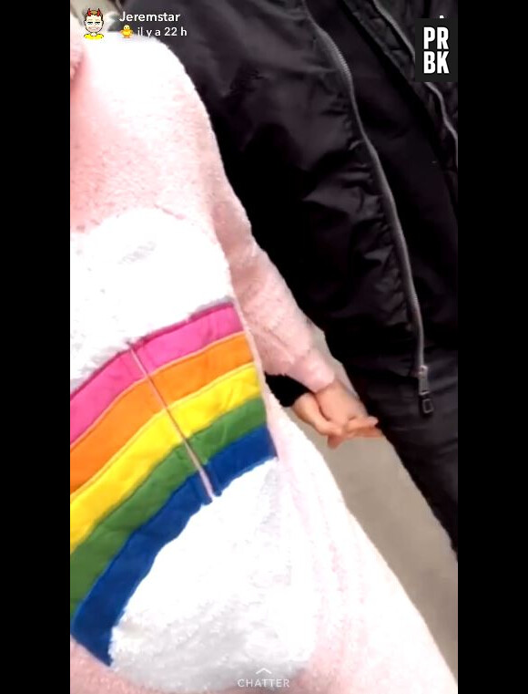 Jeremstar de retour sur Snapchat en mode WTF : il dévoile son petit ami, fait un twerk dans un déguisement rose avant de s'afficher en string !